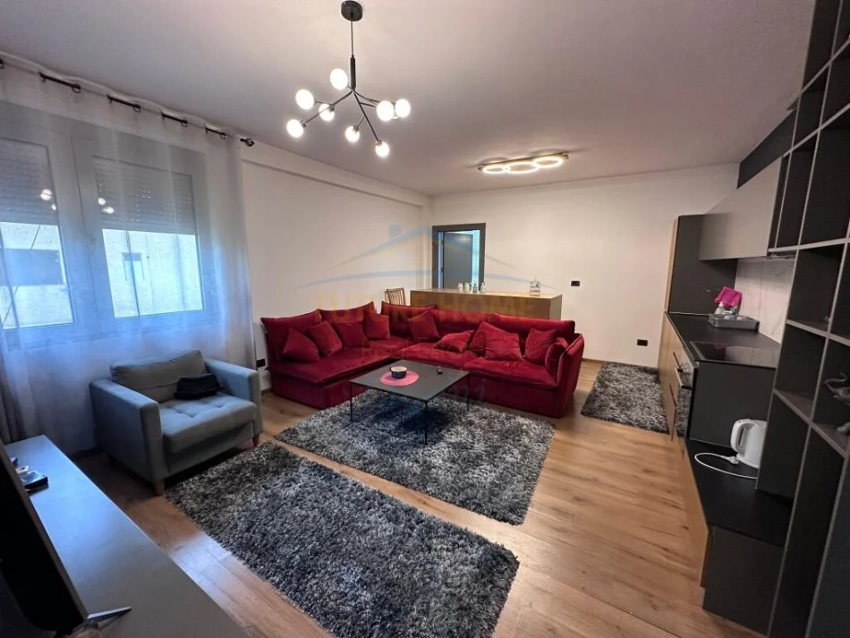 Tirane, jepet me qera apartament 2+1+Ballkon Kati 3, 80 m² 800 € (Shkolla e Baletit)