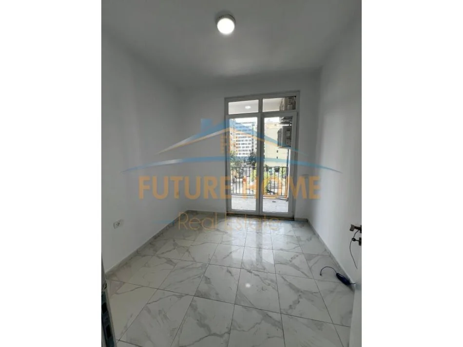 Tirane, shitet apartament 3+1+Aneks+Ballkon Kati 2, 111 m² 222.000 € 