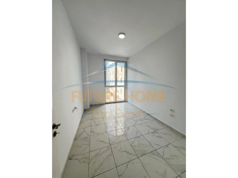 Tirane, shitet apartament 3+1+Aneks+Ballkon Kati 2, 111 m² 222.000 € 