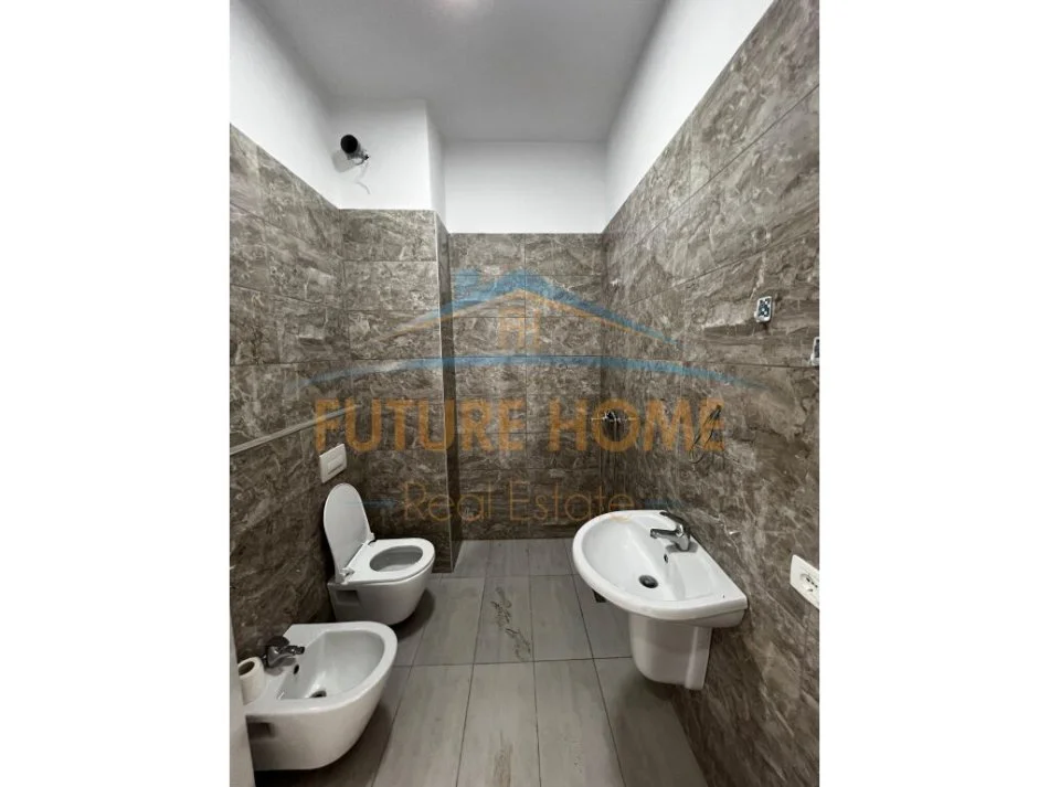 Tirane, shitet apartament 3+1+Aneks+Ballkon Kati 2, 111 m² 222.000 € 