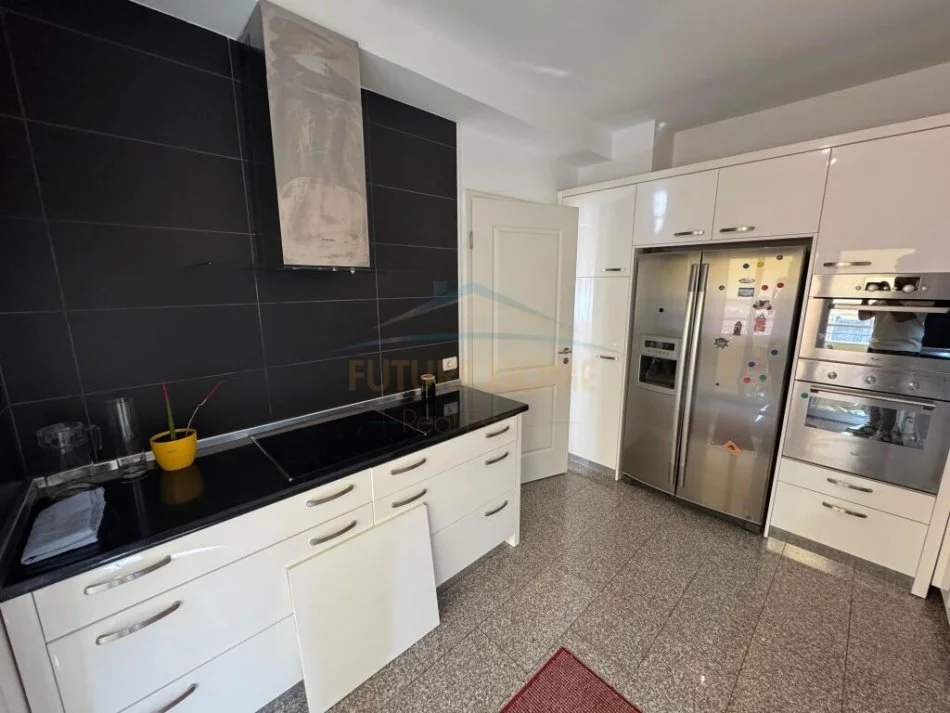 Tirane, jepet me qera apartament 2+1+Aneks+Ballkon Kati 2, 186 m² 1.500 € (Sauk)