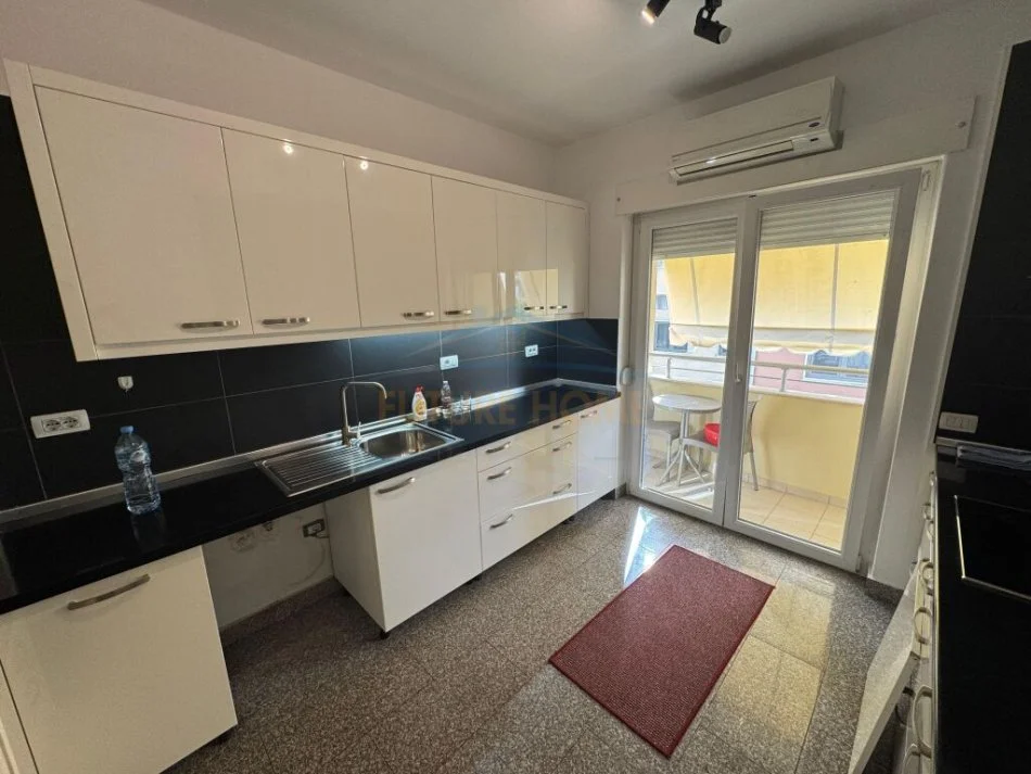 Tirane, jepet me qera apartament 3+1+Aneks+Ballkon Kati 2, 186 m² 1.800 € 