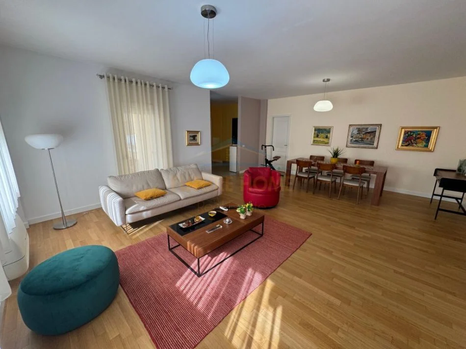 Tirane, jepet me qera apartament 3+1+Aneks+Ballkon Kati 2, 186 m² 1.800 € 