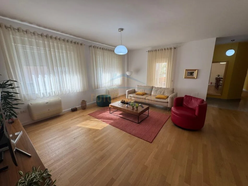 Tirane, jepet me qera apartament 3+1+Aneks+Ballkon Kati 2, 186 m² 1.800 € 