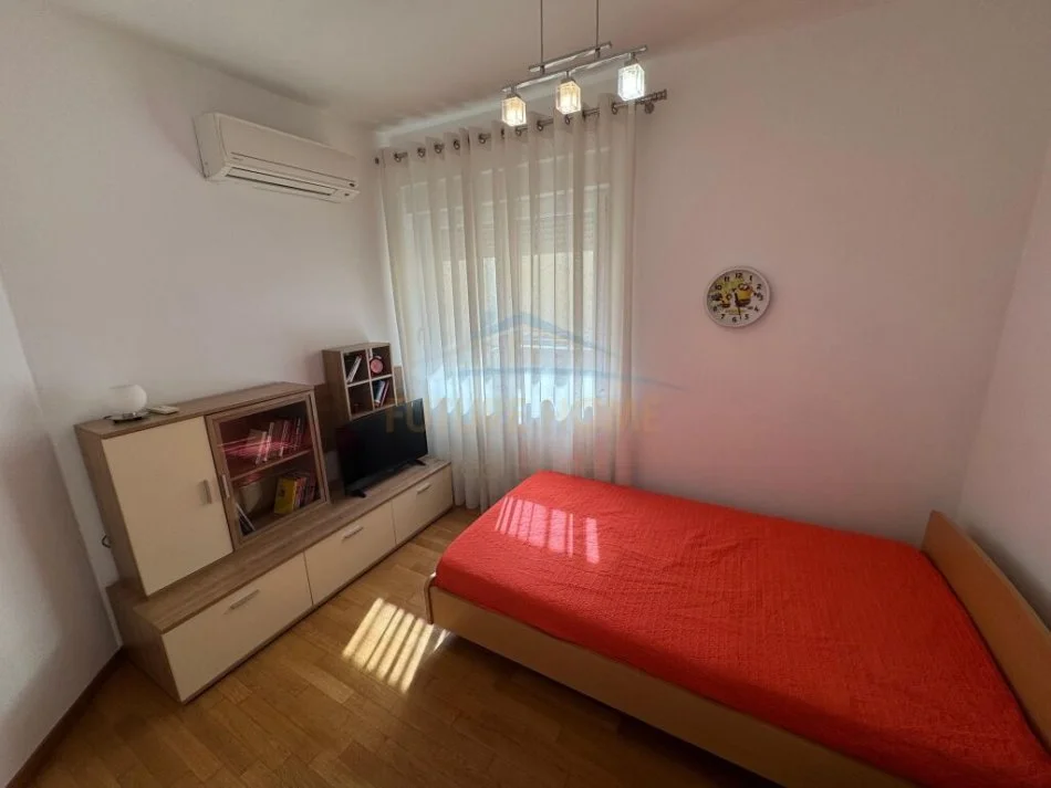 Tirane, jepet me qera apartament 2+1+Aneks+Ballkon Kati 2, 186 m² 1.500 € (Sauk)