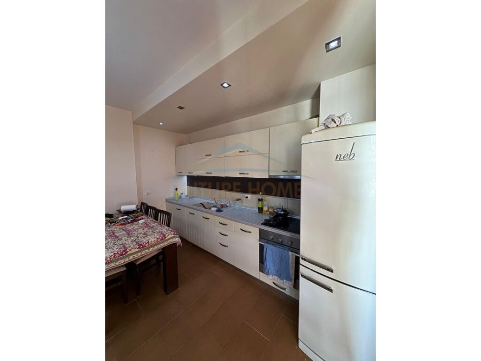 Tirane, jepet me qera apartament 2+1 Kati 4, 118 m² 700 € 