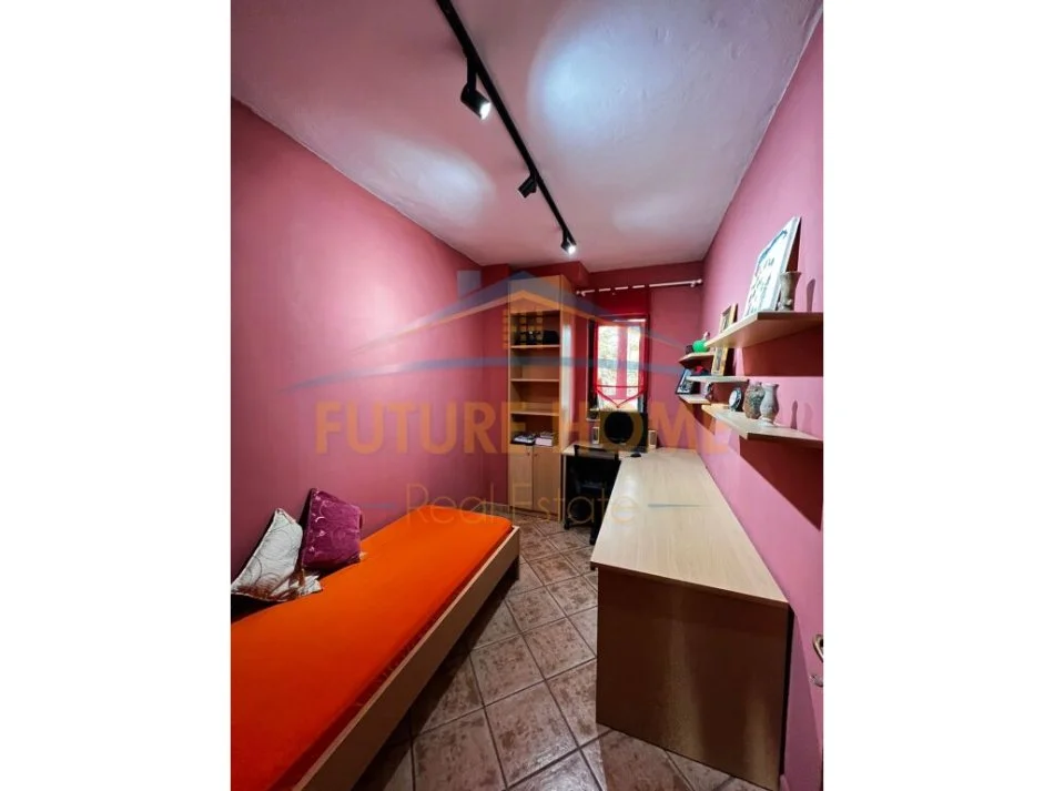 Tirane, jepet me qera apartament 3+1+Ballkon Kati 4, 110 m² 700 € (Stacioni I Trenit)