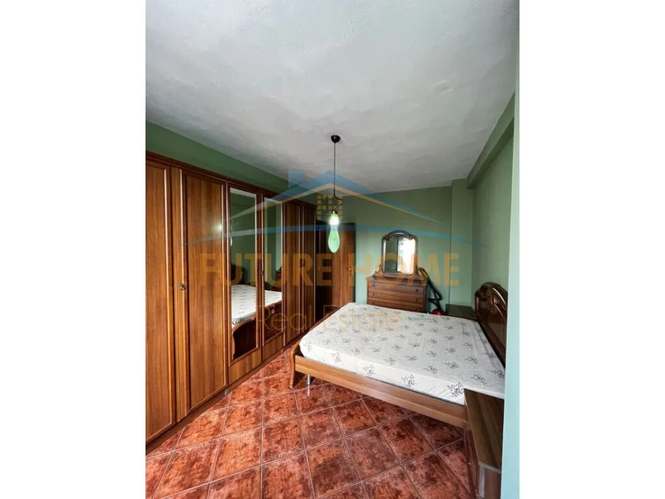 Tirane, jepet me qera apartament 3+1+Ballkon Kati 4, 110 m² 700 € (Stacioni I Trenit)