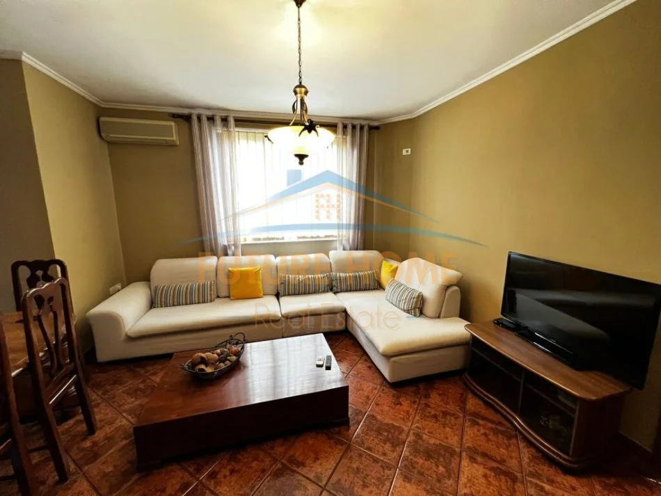 Tirane, jepet me qera apartament 3+1+Ballkon Kati 4, 700 € (Stacioni Trenit)