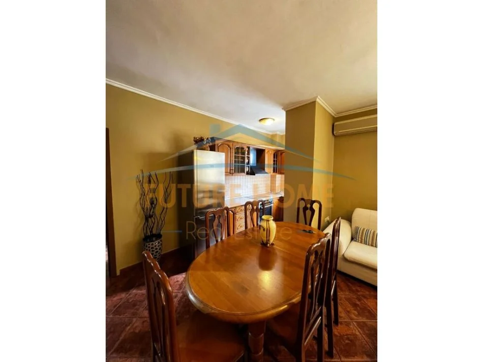 Tirane, jepet me qera apartament 3+1 Kati 4, 110 m² 700 € (Stacioni I Trenit)