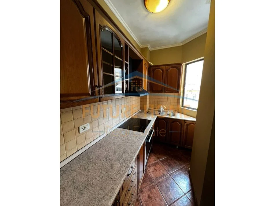 Tirane, jepet me qera apartament 3+1+Ballkon Kati 4, 700 € (Stacioni Trenit)