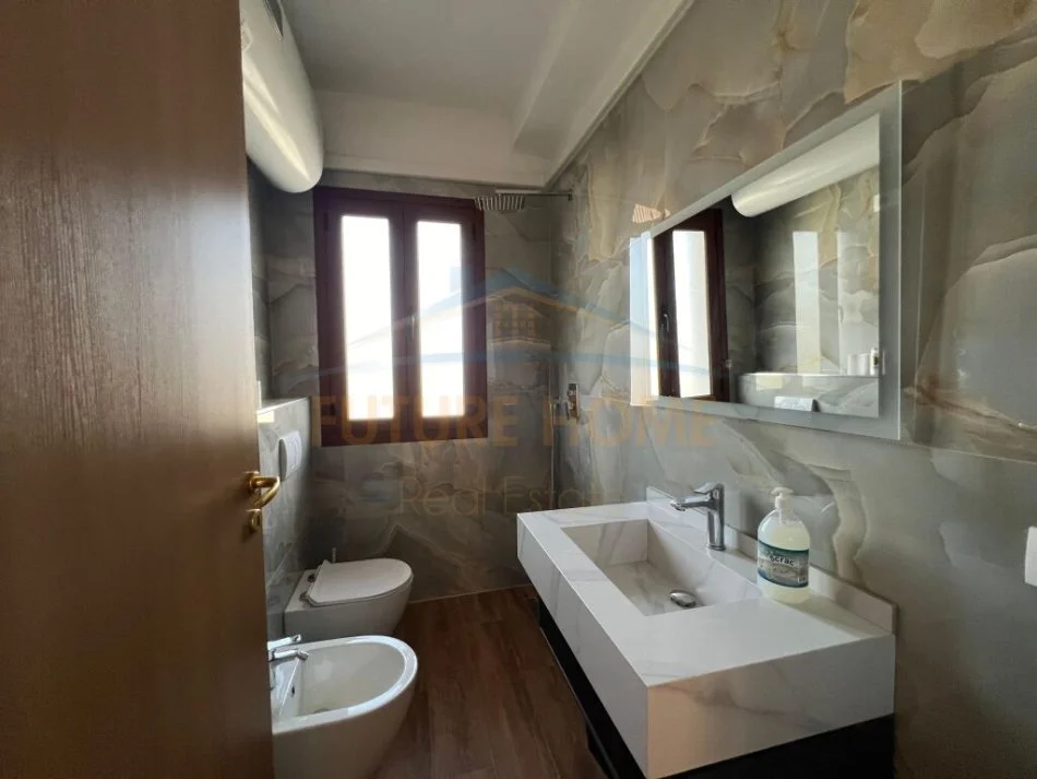 Durres, jepet me qera apartament 2+1 , 86 m² 350 € (Prane Shkolles "Eftali Koci", Durres)