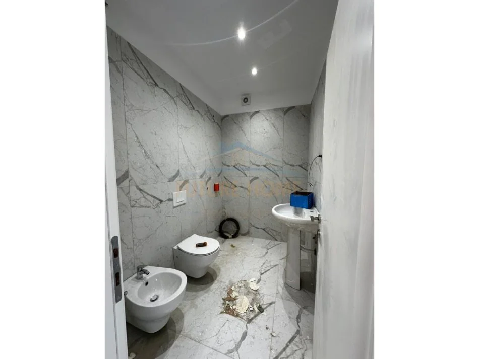 Tirane, shitet apartament 2+1+Ballkon Kati 8, 108 m² 175.000 € (Fusha e Aviaconit)