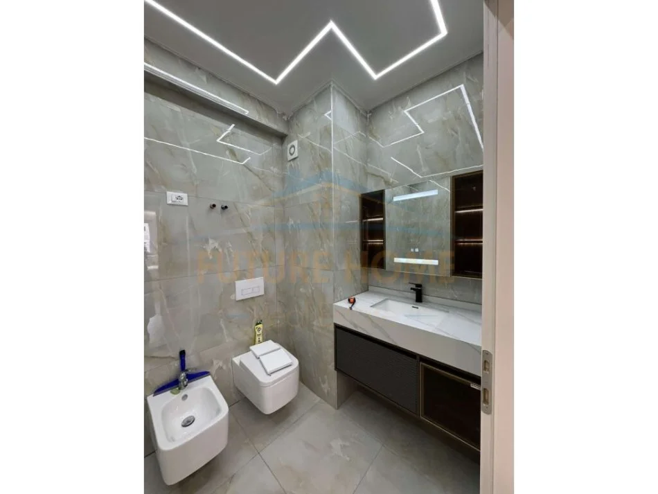 Tirane, jap me qera apartament 3+1+Post Parkimi  Kati 5, 120 m² 750 € (PRANE VILES L2)  UNA44625