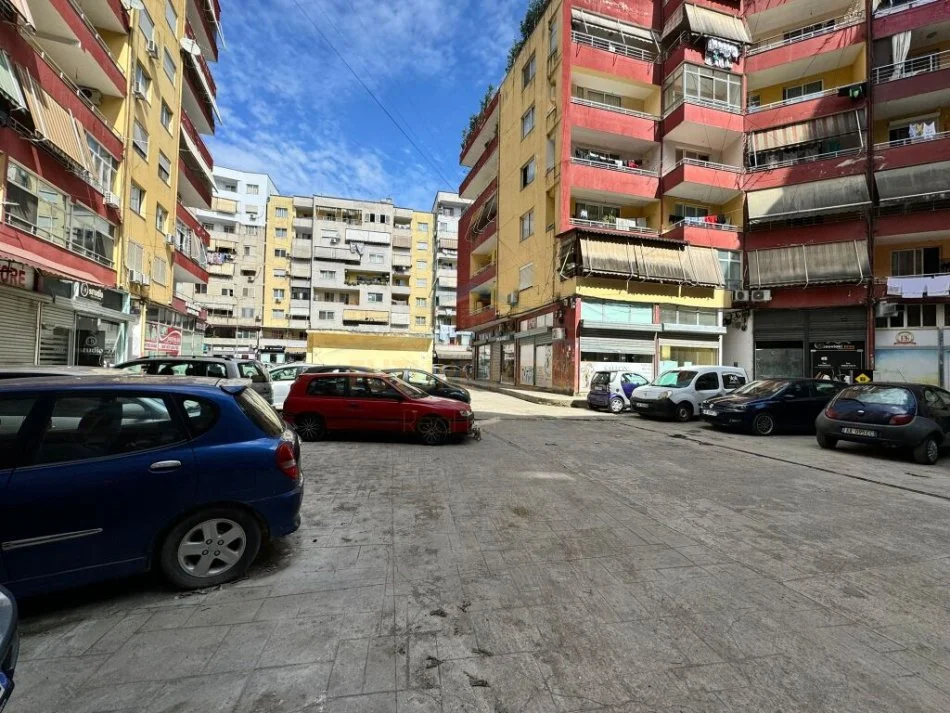 Tirane, shitet bar-resorant Kati 0, 69 m² 125.000 € (UNAZA E RE)