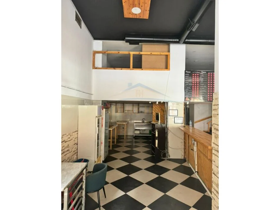 Tirane, shitet bar-resorant Kati 0, 69 m² 125.000 € (UNAZA E RE)