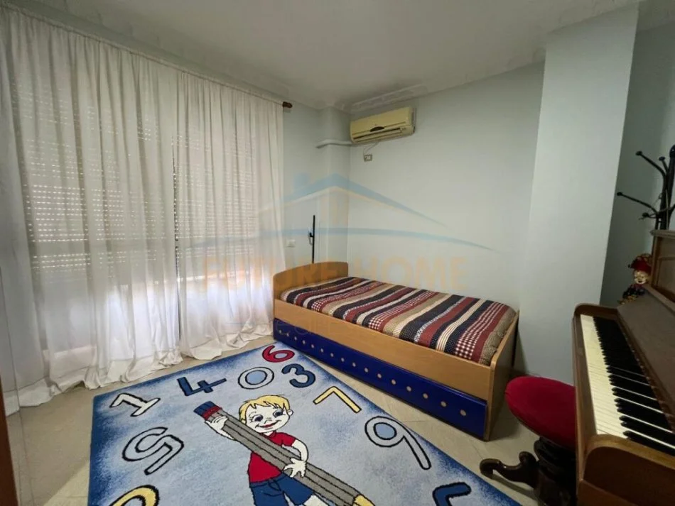 Tirane, jepet me qera 2+1 Kati 8, 120 m² 550 € (astir)