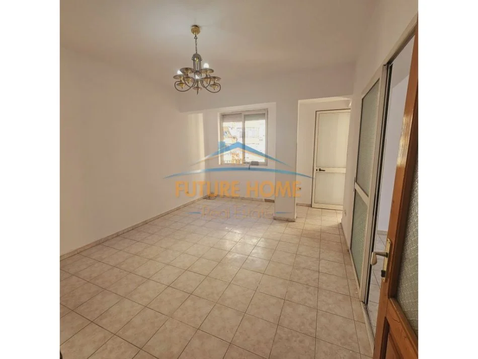 Tirane, shitet apartament 2+1+Aneks+Ballkon Kati 2, 100 m² 135.000 € (BULEVARDI ZHAN D'ARK)