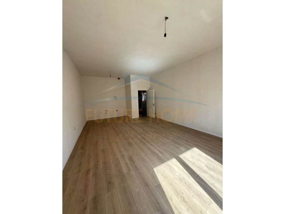 Tirane, jepet me qera zyre Kati 7, 77 m² 400 € (Sima Com)