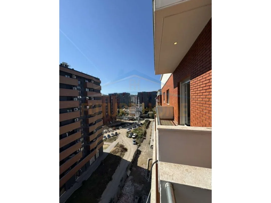 Tirane, jepet me qera zyre Kati 7, 77 m² 400 € (Sima Com)