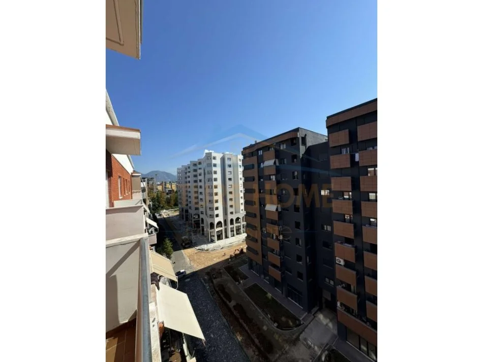 Tirane, jepet me qera zyre Kati 7, 77 m² 400 € (Sima Com)