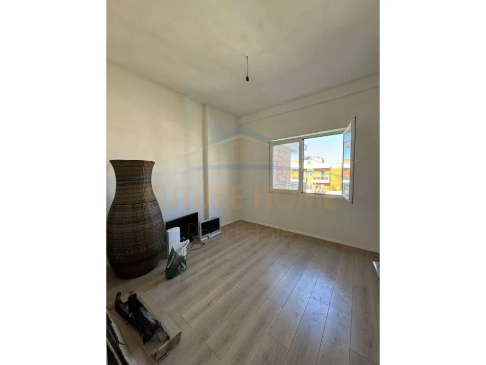 Tirane, jepet me qera zyre Kati 7, 77 m² 400 € (Sima Com)