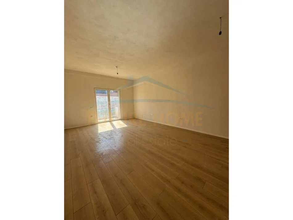 Tirane, jepet me qera zyre Kati 7, 77 m² 400 € (Sima Com)