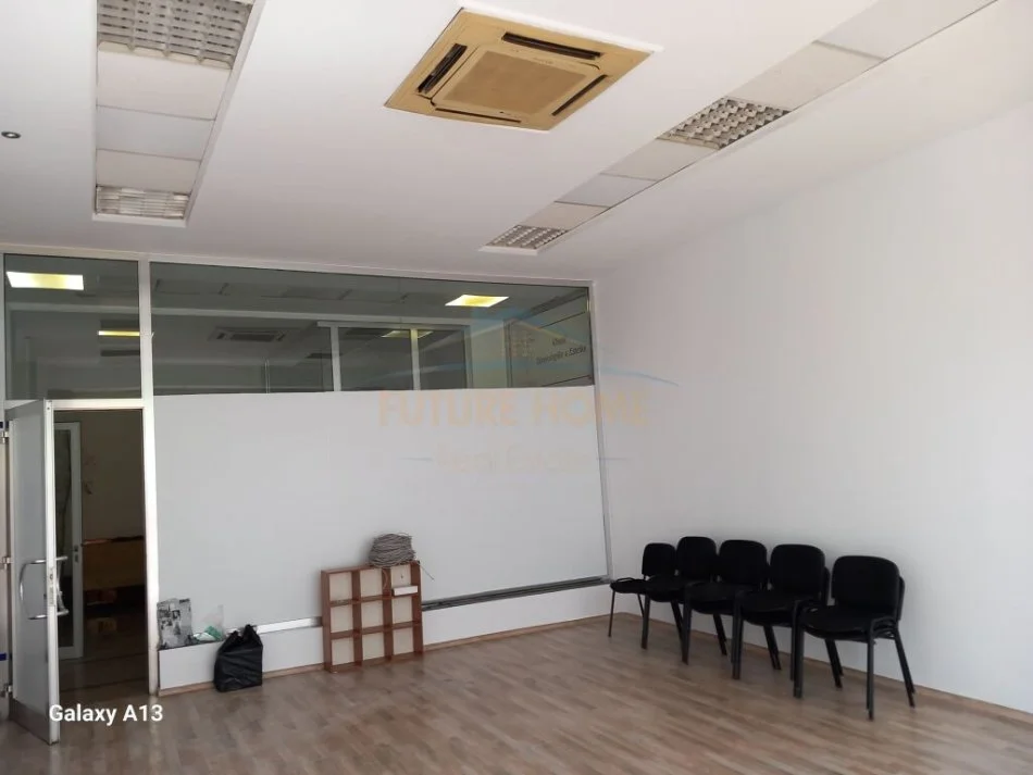 Tirane, jepet me qera ambjent biznesi Kati 0, 55 m² 500 € (STACIONI I TRENIT)