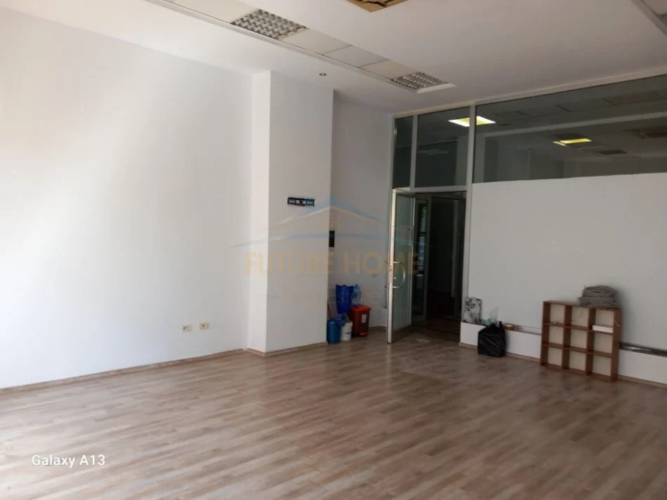 Tirane, jepet me qera ambjent biznesi Kati 0, 55 m² 500 € (STACIONI I TRENIT)