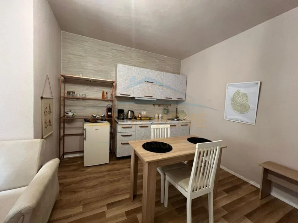 Durres, jepet me qera apartament 1+1 Kati 1, 46 m² 400 € (Shkembi i Kavajes)