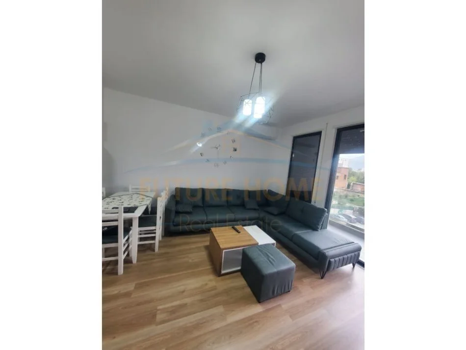 Tirane, jepet me qera apartament 2+1 Kati 3, 98 m² 600 € (PORCELAN)