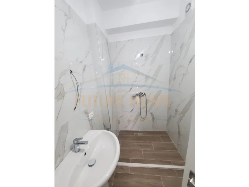Tirane, jepet me qera apartament 2+1 Kati 3, 98 m² 600 € (Porcelan)