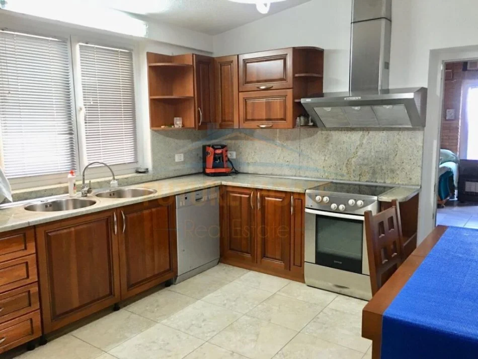 Tirane, jepet me qera 3+1 , 310 m² 1.200 € (Liqeni I Thate)