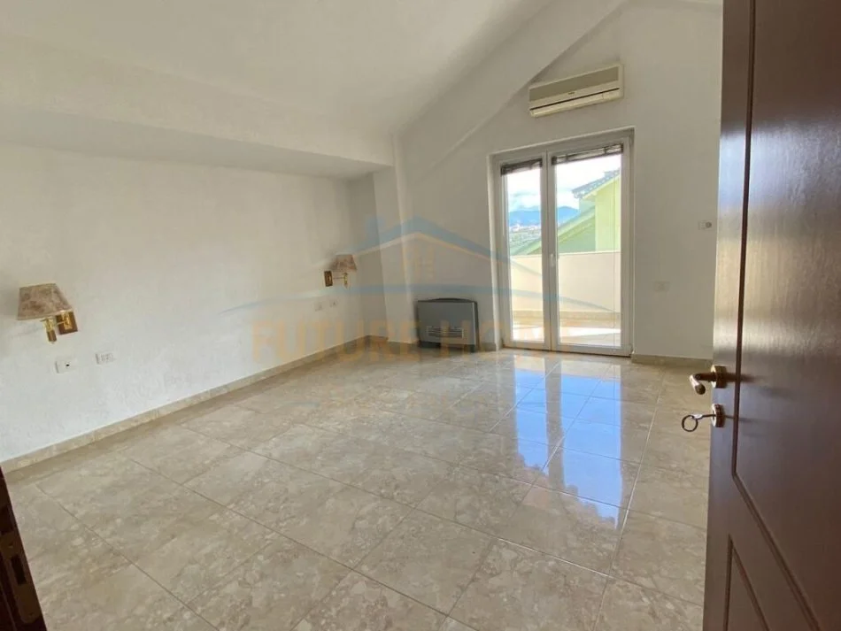 Tirane, jepet me qera 3+1 , 310 m² 1.200 € (Liqeni I Thate)