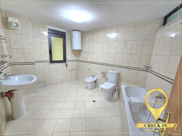 Tirane, jepet me qera zyre Kati 2, 160 m² 1.250 € (Sheshi Skenderbej)