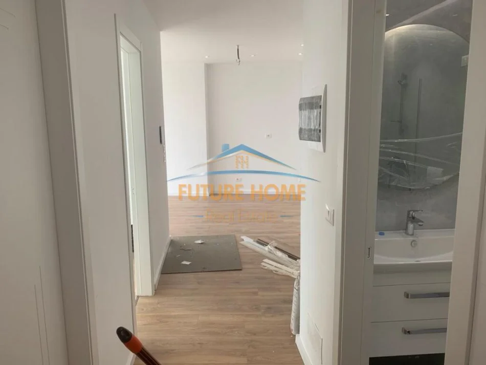 Tirane, jepet me qera apartament 2+1+Ballkon Kati 3, 93 m² 1.000 € (Lake View)