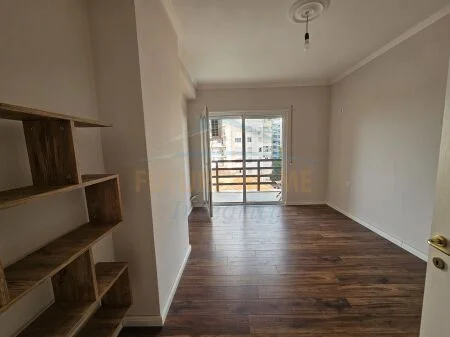 Tirane, jepet me qera apartament 2+1+Ballkon Kati 4, 108 m² 800 € (selvia)