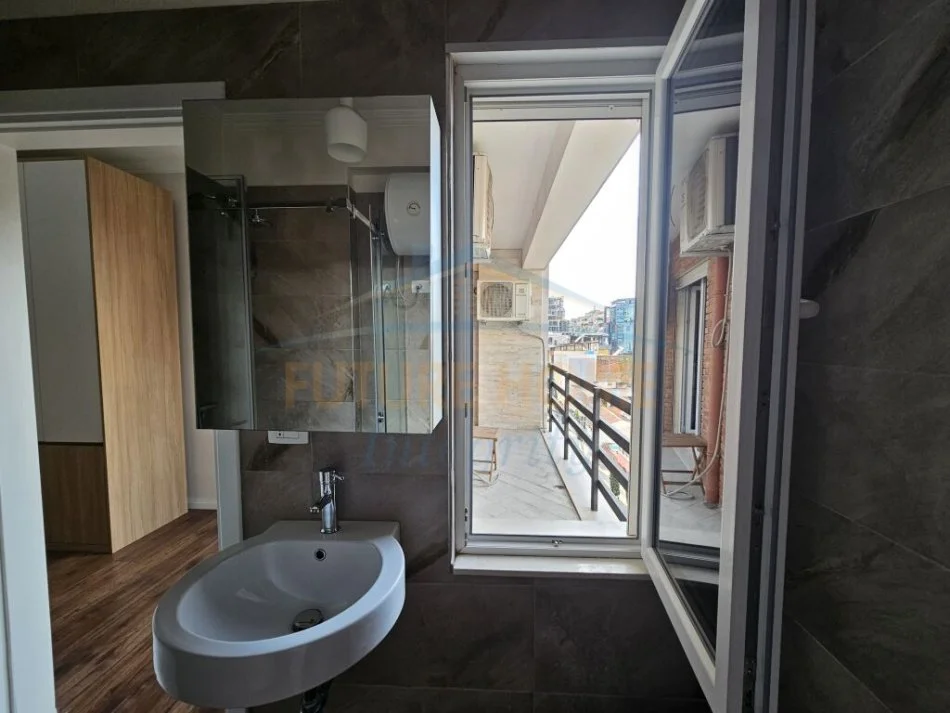 Tirane, jepet me qera apartament 2+1 Kati 4, 107 m² 750 € (Selvia)