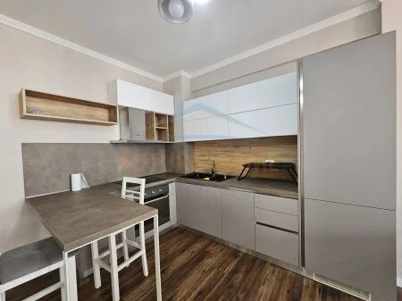 Tirane, jepet me qera apartament 2+1+Ballkon Kati 4, 108 m² 800 € (selvia)