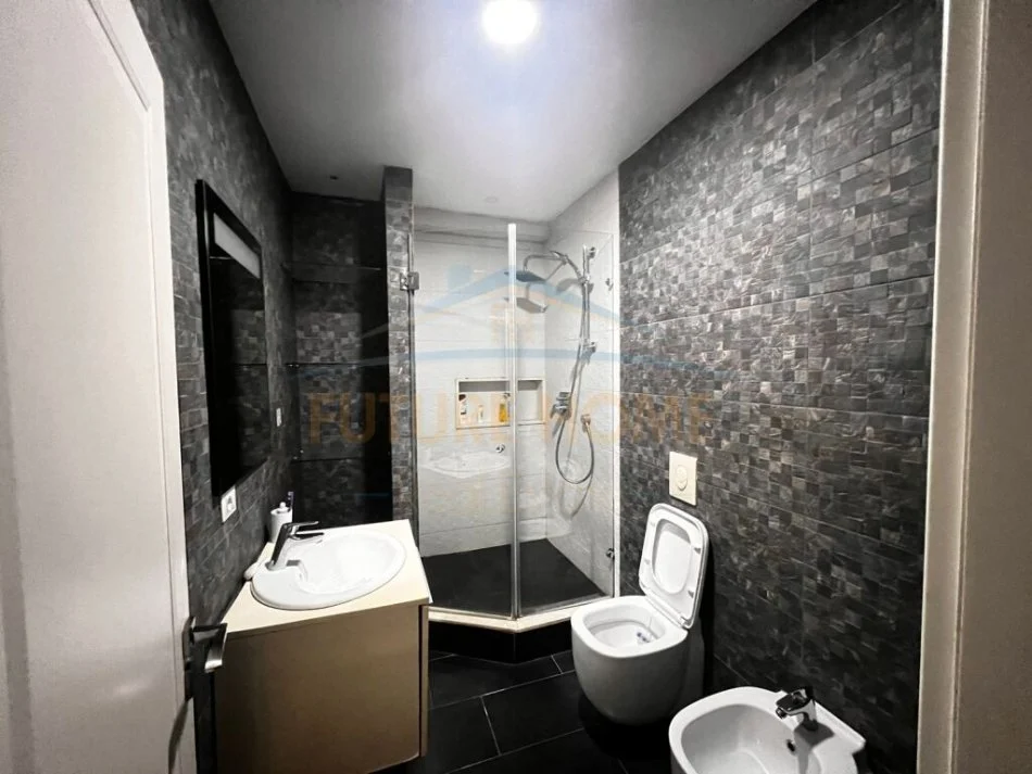 Durres, jepet me qera apartament 2+1+Ballkon Kati 8, 120 m² 400 € (Fusha e Reres)