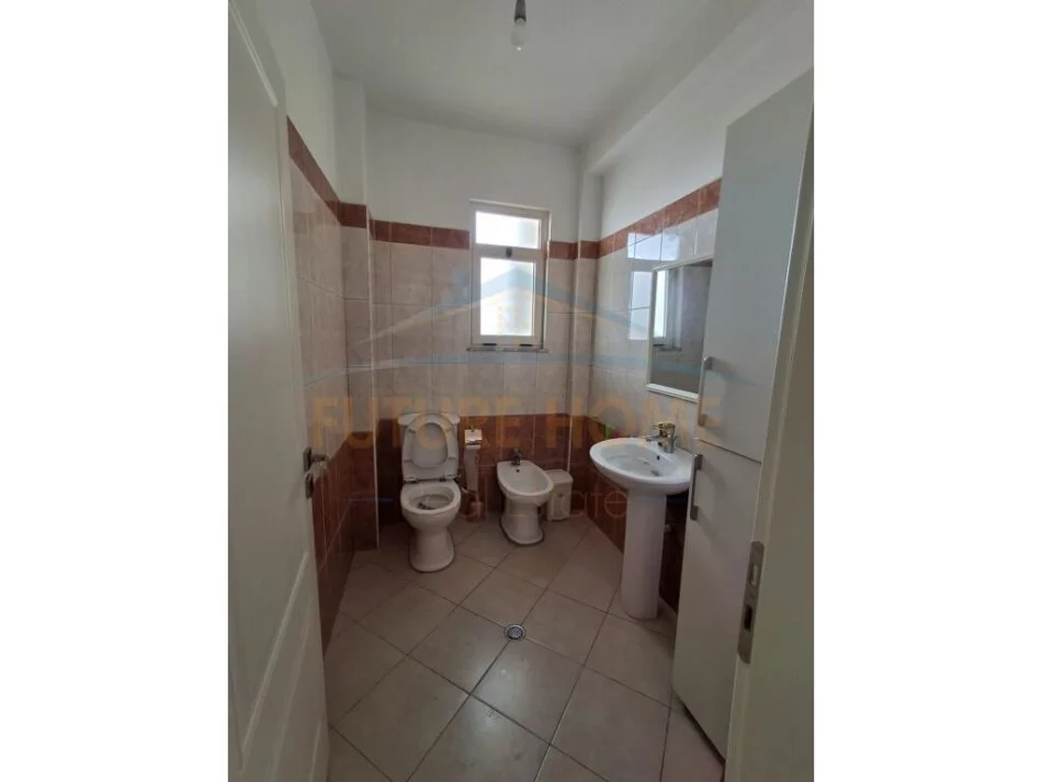 Durres, jepet me qera apartament 2+1 Kati 8, 122 m² 500 € (Fusha e Reres, Durres)