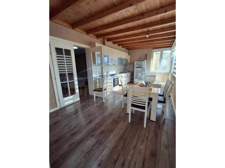 Durres, jepet me qera apartament 2+1+Ballkon Kati 8, 120 m² 400 € (Fusha e Reres)