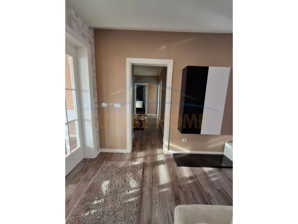 Durres, jepet me qera apartament 2+1+Ballkon Kati 8, 120 m² 400 € (Fusha e Reres)