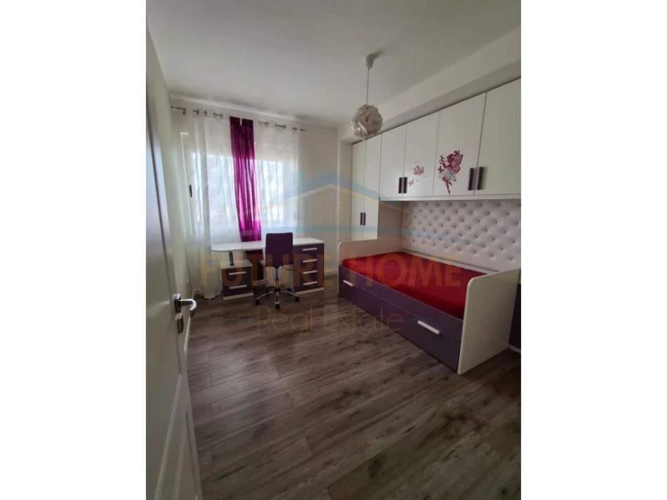 Durres, jepet me qera apartament 2+1+Ballkon Kati 8, 120 m² 400 € (Fusha e Reres)