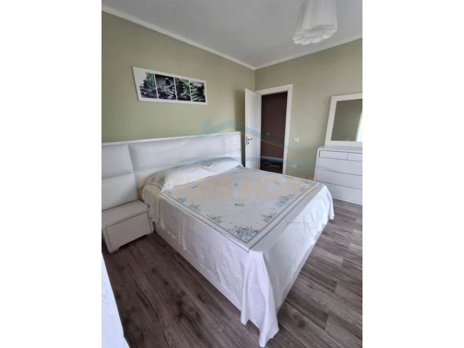 Durres, jepet me qera apartament 2+1+Ballkon Kati 8, 120 m² 400 € (Fusha e Reres)