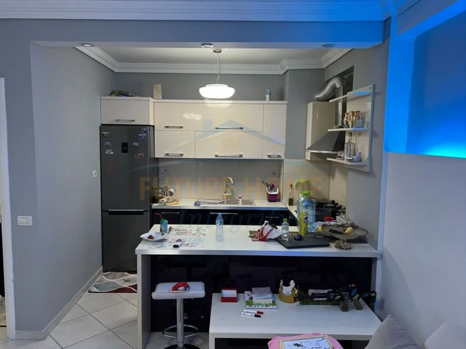 Tirane, jepet me qera apartament 1+1+Aneks+Ballkon Kati 3, 73 m² 135.000 € (Rruga Bill Klinton)