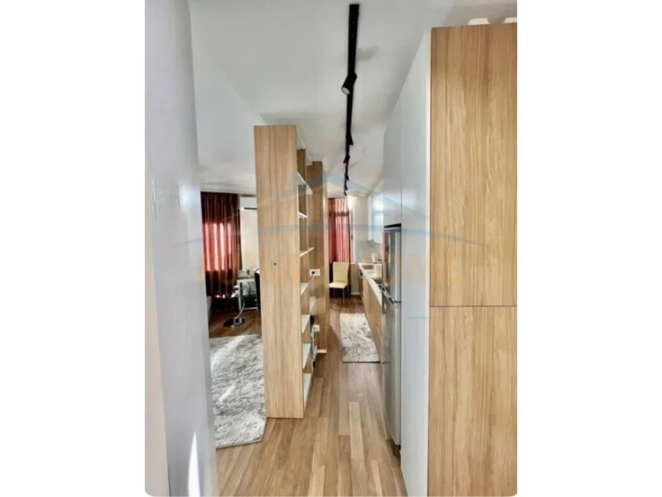 Tirane, jepet me qera garsonier 1+1 Kati 4, 44 m² 450 € (Pazari i Ri)