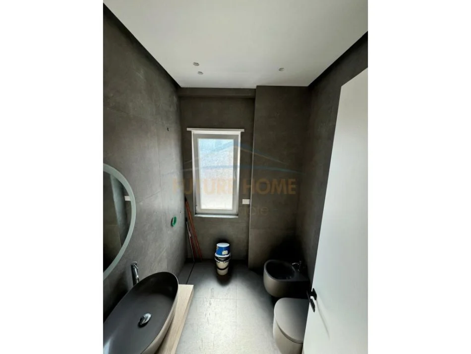 Tirane, jepet me qera ambjent biznesi Kati 9, 136 m² 1.600 € (Rruga e Dibres)