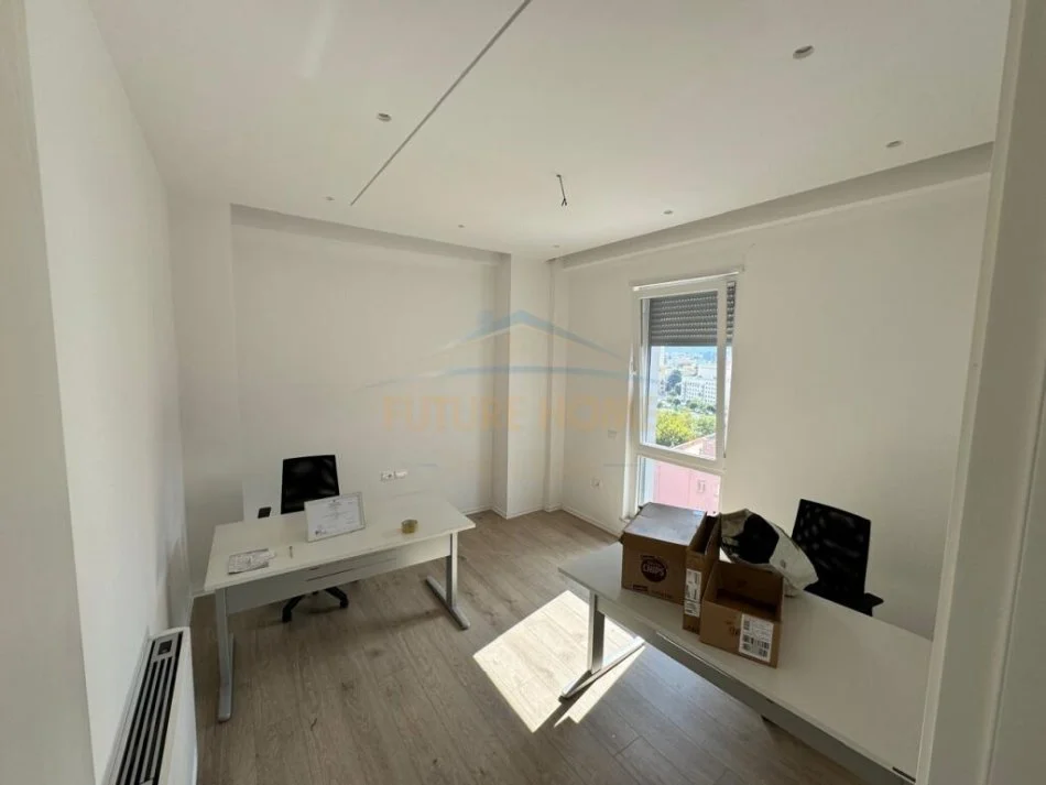 Tirane, jepet me qera ambjent biznesi Kati 9, 136 m² 1.400 € (Rruga e Dibrës, Tiranë)