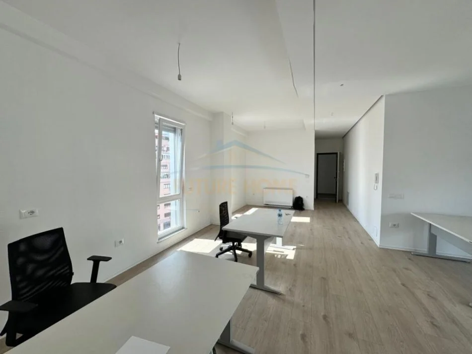 Tirane, jepet me qera ambjent biznesi Kati 9, 136 m² 1.600 € (Rruga e Dibres)
